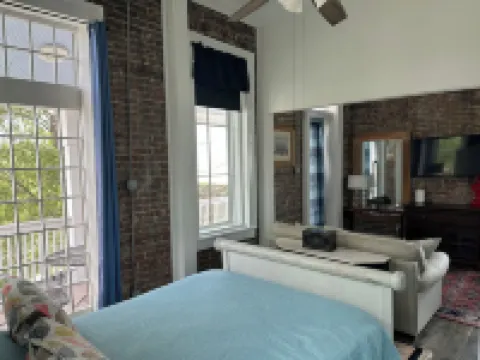 Heart of Downtown w Balcony by Dauphin St; walk to restaurants & shops SLEEPS 6!