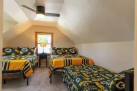 Romeo’s Roscoe Retreat- Close to Lambeau and Titletown District! 그린베이 호텔