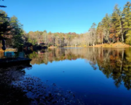 Peaceful Lakeside Haven w/private dock; boating, hiking swimming just steps away