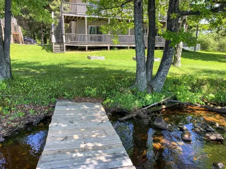 Lower unit with 400 ft of frontage and close to town Отели в г. Брадли