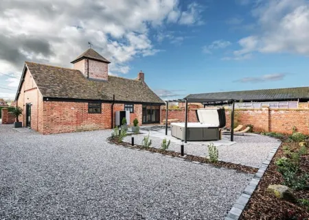 Pigeon House: Barn with hot tub, wood burner & large private garden.