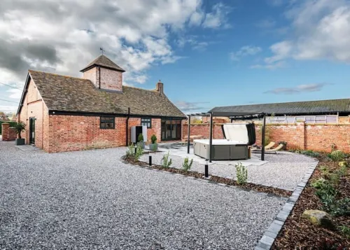 Pigeon House: Barn with hot tub, wood burner & large private garden. Hotels in Longden