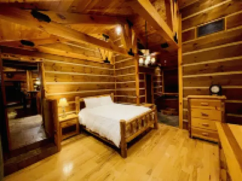 Private indoor pool Spacious Upgraded Lake Cabin. Perfect for Family Gatherings 瑞縣酒店