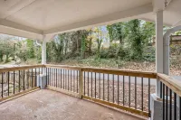 Cozy 2 bedroom in the heart of Gold City