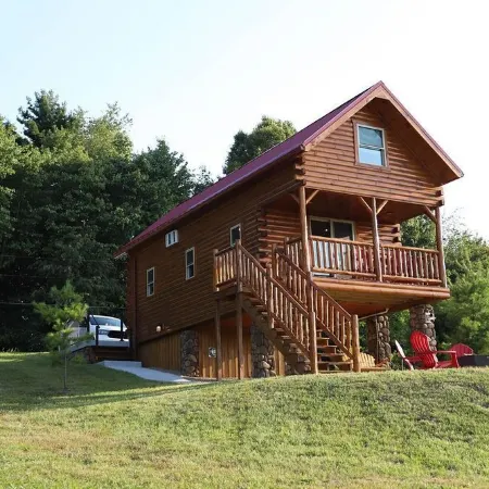 ParadisePeak Hummingbird Cabin with Indoor Jacuzzi in the Heart of Amish Country