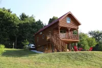 ParadisePeak Hummingbird Cabin with Indoor Jacuzzi in the Heart of Amish Country