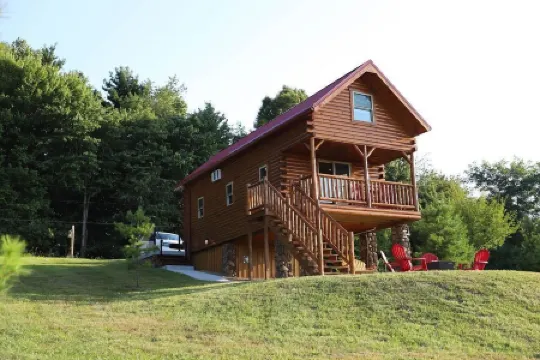 ParadisePeak Hummingbird Cabin with Indoor Jacuzzi in the Heart of Amish Country
