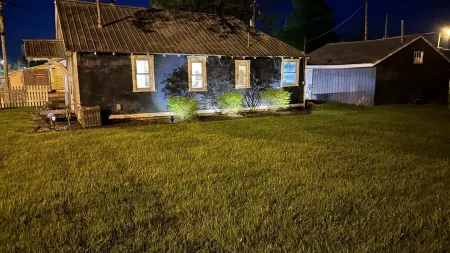 Charming 2 bedroom cottage 2 blocks from lake