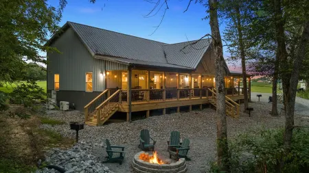 Riverfront Cabin~Sleeps 18~Private River Boat Ramp~20 Min drive Lake Cumberland