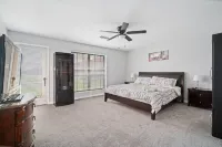 Newly remodeled 4 Bedroom 3 full bath 덴턴 호텔