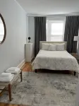 Remodeled Spacious Apartment in Perfect Location Hôtels à : 