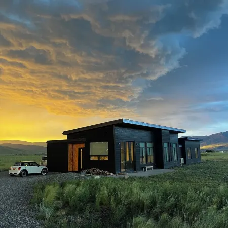 Modern 3 bedroom home on 20 private acres in Paradise Valley