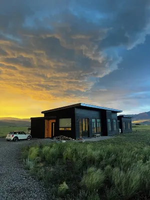 Modern 3 bedroom home on 20 private acres in Paradise Valley