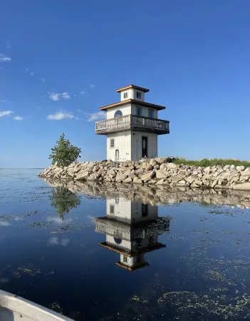 Cozy Quiet Island Light House on Water Front Отели в г. Tuscola County