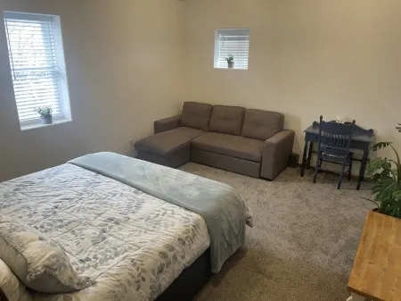 4 bedrooms 3 bath, Tranquil Home, Master suite & Jet tub, Mins from Hot Springs Отели рядом с достопримечательностью «Swinging Bridge»