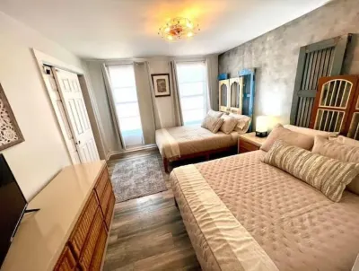 8 Guest king bed, Cowboy pool BBQ, Fire Pit, House Hotels near Value Pawn & Jewelry