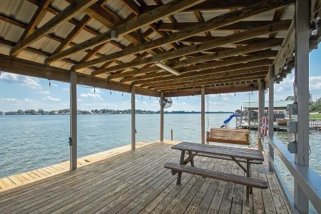 It's About River Time, a 3BR/3BA house on False River, fenced yard & large pier! Отели в г. Пуэнт Каупе Пэриш