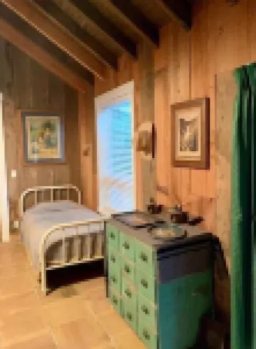 Sequoias Creekside/Vintage Yellow Cottage