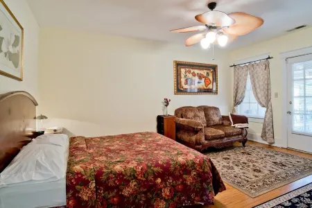 Small Studio Condo -Private Balcony -Free Parking Отели в г. Мобил