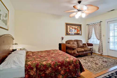 Small Studio Condo -Private Balcony -Free Parking