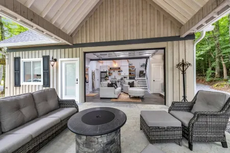 LUXURY Barn Chalet.  2 bedrooms, firepit, BBQ, loft, trails, ponds, park