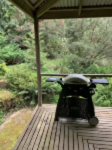 Alpine Delux Cottage, 8 acres of magnificent garden on the Ovens River.