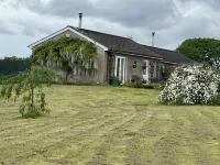 Visit Wales 4 Star, rural bungalow - Sauna, jacuzzi, play area and Free Wi-fi - 3-Star