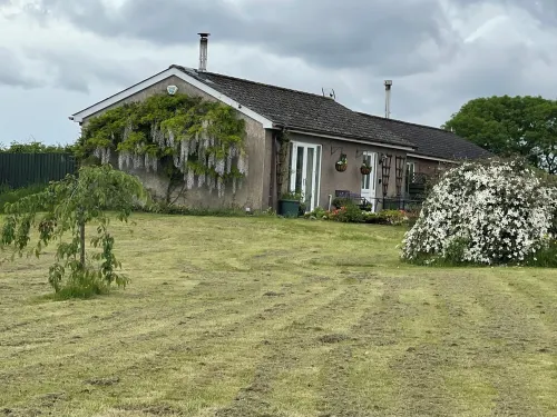 Visit Wales 4 Star, rural bungalow - Sauna, jacuzzi, play area and Free Wi-fi - 3-Star