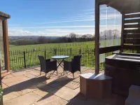 Quakerfield Lodge, with private hot tub Fabulous views, dogs welcome