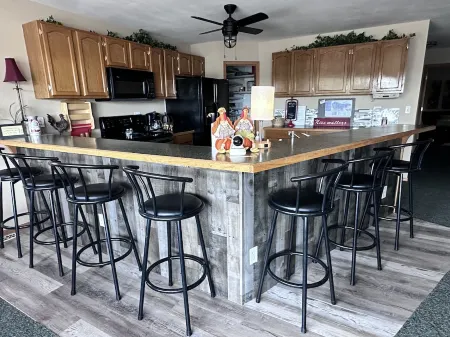 25% Off 2+ ni Rate in July! Ask Host! Lovely Lake View. Clean.Weekend Get-Away!