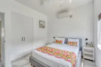 Tropical Private Oasis with heated pool just a short walk away from 4 mile beach