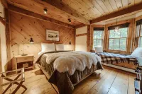Deerwood Hill ~ après ski cabin • hot tub • fire pit • Stratton • Manchester Hotels in 