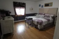 Cottage near Pittsburgh - Pet Friendly, No Pet/Cleaning Fees, Secluded & Quiet - balcony