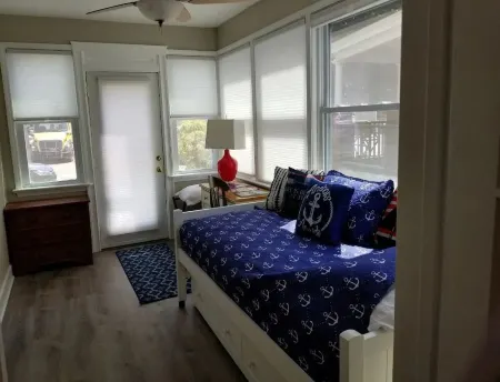 Nautical Cottage on Geneva St. is truly located downtown Lake Geneva, WI Отели рядом с достопримечательностью «Galena Garlic Company»