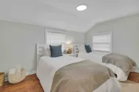 Quaint Royal Cottage @ Historic Leesburg