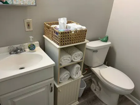 Corporate Cottage in LaPorte Cable St Front unit Отели в г. Ла-Порт