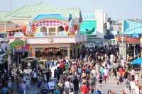 Home with IN-GROUND HEATED POOL best for large families 7 min walk to boardwalk