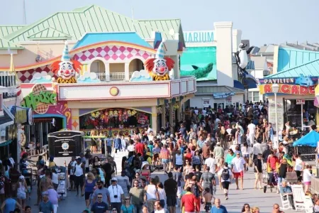 Home with IN-GROUND HEATED POOL best for large families 7 min walk to boardwalk