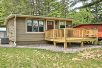 Gone Fish Inn: Remodeled Lakefront Cabin, FREE Wi-Fi & Firewood, No Cleaning Fee Hotels in St. Germain