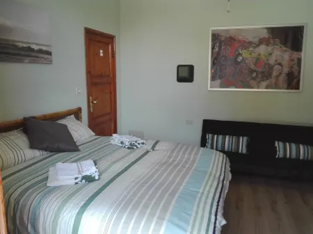 KING ROOM AMONG SEA ART TUSCAN COUNTRYSIDE