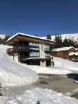 Ski in Ski out chalet with hot tub - Walk to the Village