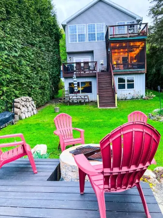 Cozy Lakefront Bungalow w firepit/dock/kayaks