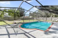 Pool, bbq & large backyard in charming downtown. Pet Friendly!