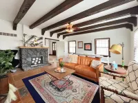 4 Bed/4 Bath Historic Downtown Parkville Home Hotels in Sioux Township