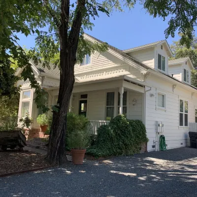 Historic Queen Anne Victorian in the Heart of Windsor Foothill Regional Park附近的飯店