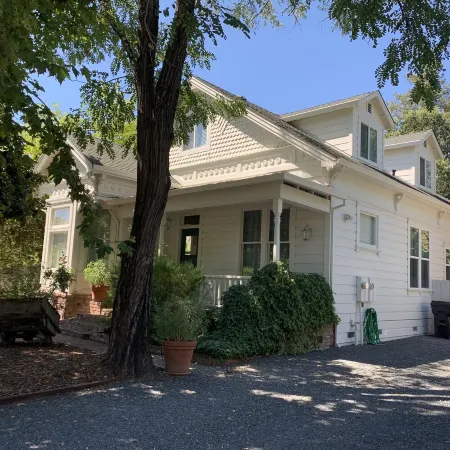 Historic Queen Anne Victorian in the Heart of Windsor Отели рядом с достопримечательностью «Парк Футхилл Риджинал»