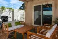 MOON HAVEN: Stylish 2-Bedroom Retreat with Patio - Bungalows