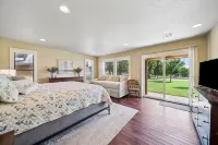 Community Pool, Fishing Ponds, Hot Tub, Large Family Room-Single Story