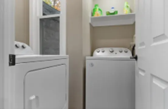 Spacious fully remodeled king size bed apartmentSleeps four