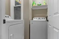 Spacious fully remodeled king size bed apartmentSleeps four Hotel dekat Warner Theater